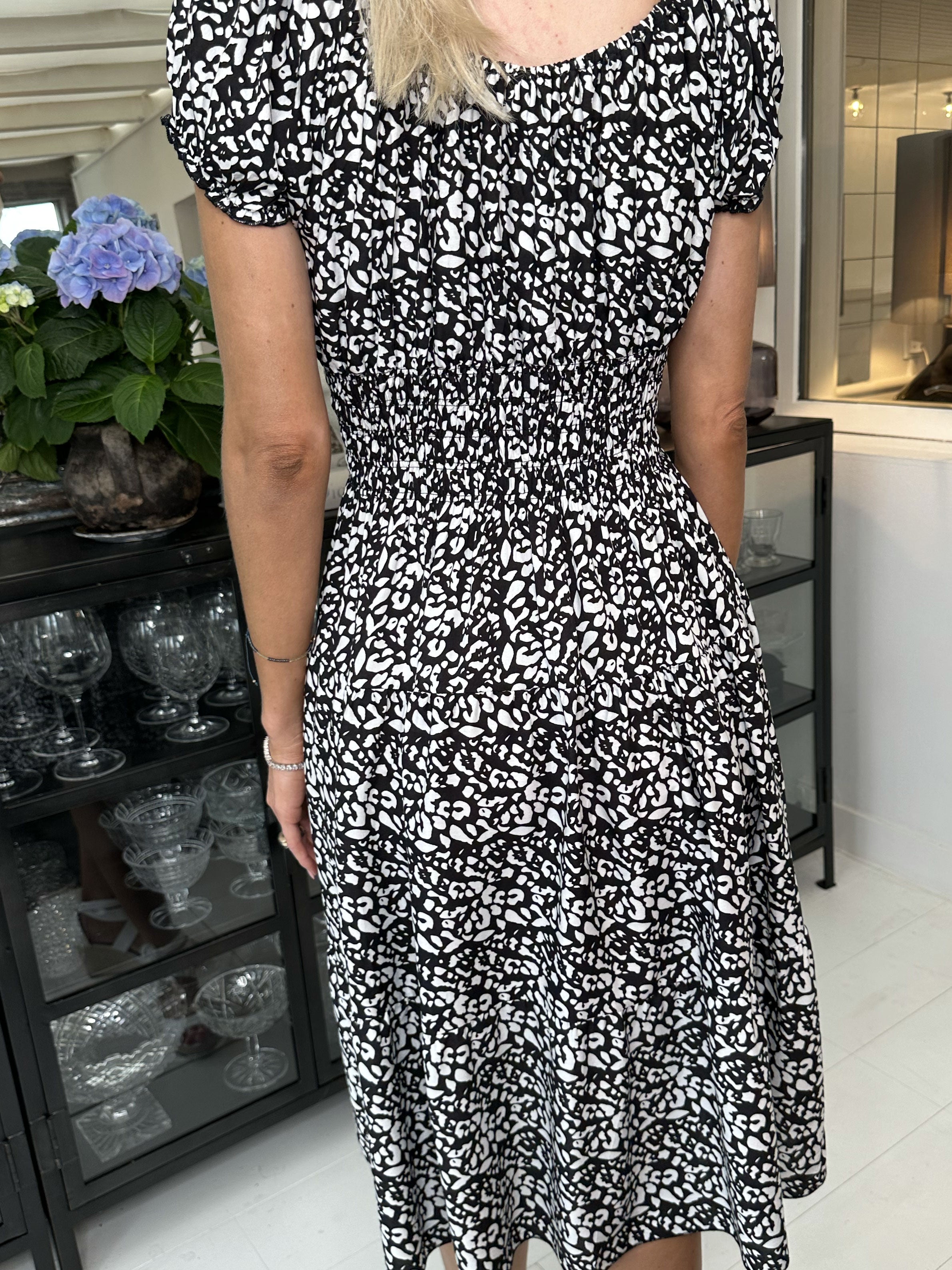 Finalia pattern short - Sød kjole med elastik i taljen og hvidt print